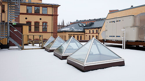 Okno do dachów płaskich w formie piramidy / dachu czterospadowego